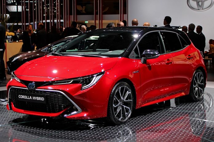 تويوتا تحقق أرقاما قياسية في المبيعات والإنتاج رغم الرسوم الأمريكية 7 Toyota Corolla Hybrid Paris Motor Show 2018 IMG 0723 696x464 1