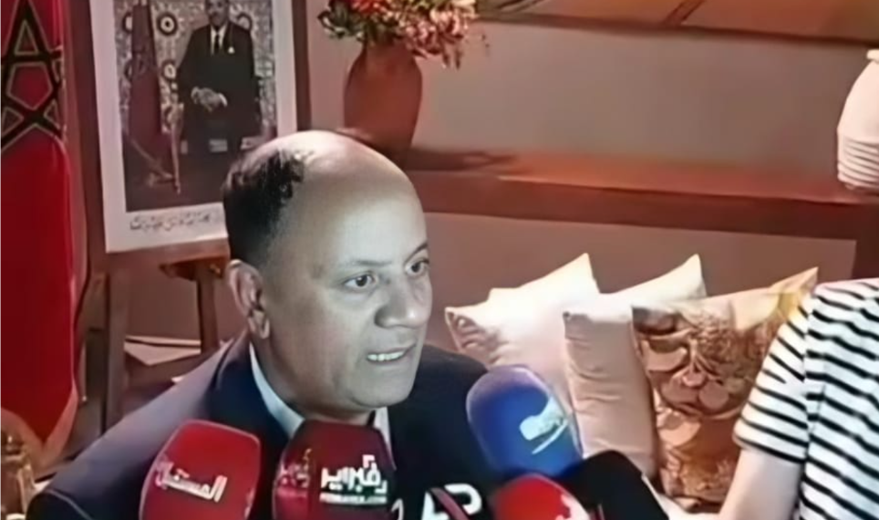 فضيحة بمعرض مكناس: كاميرا تفضح استعانة المدير الجهوي للفلاحة بـ "ورقة" للإدلاء بتصريح صحفي 1 Capture decran 2026 04 27 212159