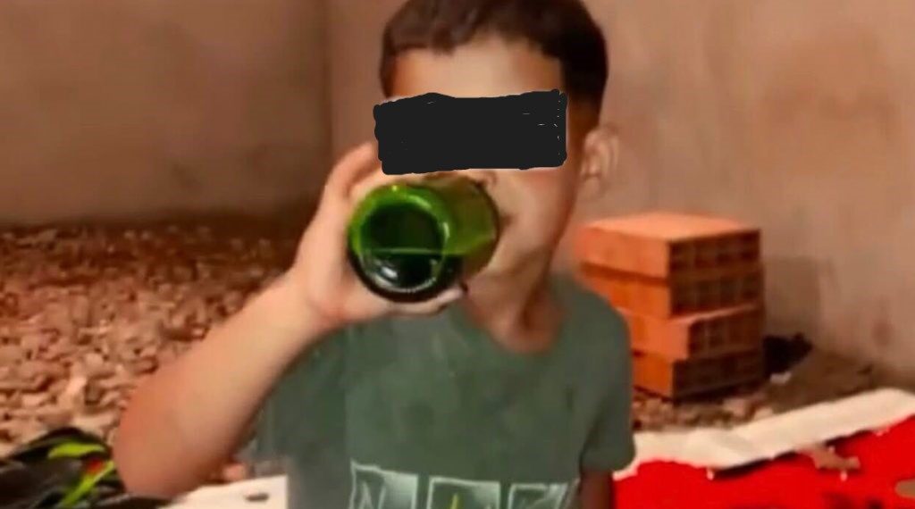 إجبار طفل على تناول مادة مسكرة ومنظمة حقوقية تطالب بفتح تحقيق 1 enfant e1780046000639 1024x635 1