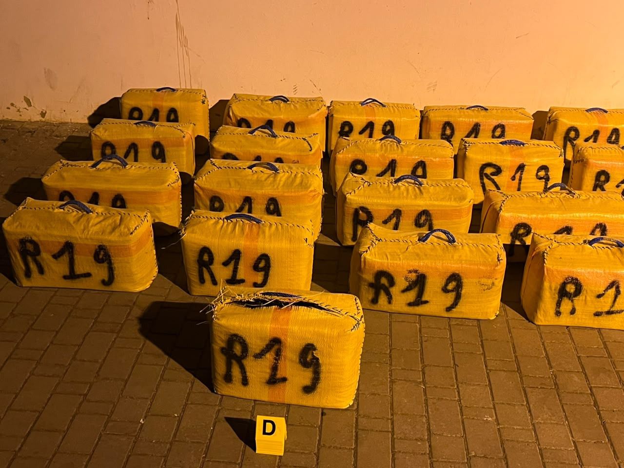 ضبط سيارة نفعية تحمل لوحات ترقيم مزورة محملة بـ40 رزمة من مخدر الشير 2 2dc4d03e e422 41b6 9163 83ea584bba1c