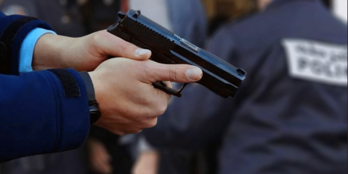 أزرو.. شرطي يضطر لاستخدام سلاحه الوظيفي لتوقيف شخص هاجم عناصر الأمن وكلب شرس 1 Capture decran 2026 06 08 141717