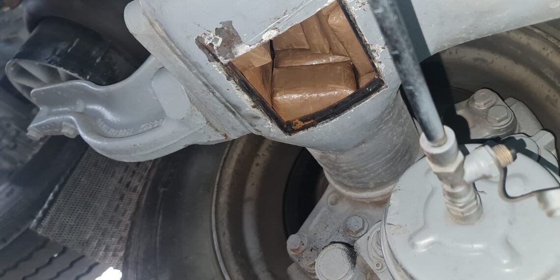 ميناء طنجة المتوسط.. إحباط محاولة تهريب 753 كيلوغرام من مخدر الشيرا على متن شاحنة للنقل الدولي 1 Unknown 6