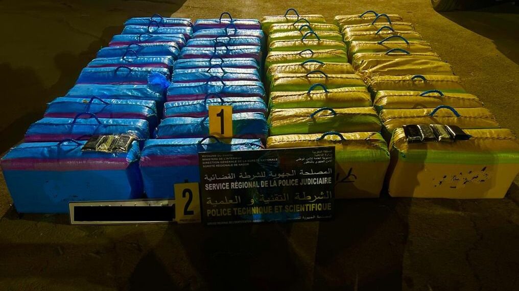 ضبط سيارة نفعية تحمل لوحات ترقيم مزورة محملة بـ40 رزمة من مخدر الشير 1 f1c84754 30ef 48d8 b403 bf3fb1af14ed