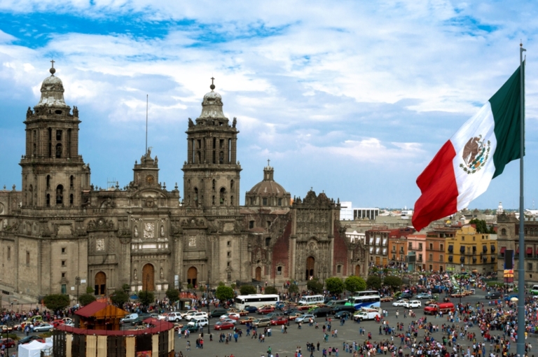المكسيك تستقبل 8.35 ملايين سائح أجنبي في ماي بنمو 5.3% 1 Zocalo Square in Mexico City