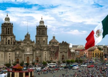 البطالة في المكسيك ترتفع إلى 2.9% خلال يونيو 4 Zocalo Square in Mexico City