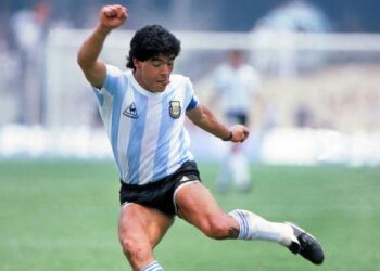 تفاصيل مأساوية عن "الأيام الأخيرة" في حياة مارادونا 5 163 174011 comic new book caricatures maradona life 700x400