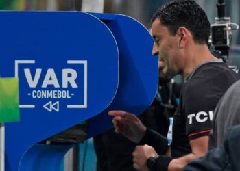 الدوري الإنجليزي يوسع صلاحيات «VAR».. تغييرات جديدة لمواجهة جدل الركلات الثابتة 4 IMG 20260822 WA0052