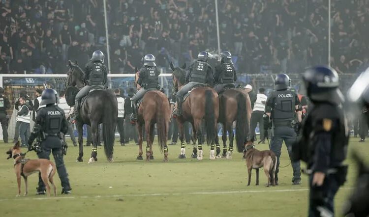 كأس ألمانيا يتحول إلى ساحة فوضى.. 85 مصاباً واشتباكات توقف مباراة مانهايم وكايزرسلاوترن 15 WhatsApp Image 2026 08 23 at 13.52.23