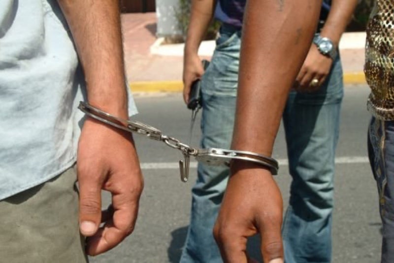 توقيف صيدلاني ومساعده وشخص ثالث بالدار البيضاء للاشتباه في ترويج أقراص مخدرة 1 arrestation 1 1