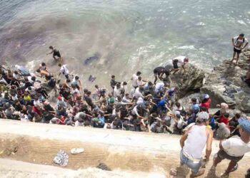 مصدر حكومي: تدبير ملف الهجرة يمثل “مسؤولية مشتركة” طالما “تحمل المغرب نصيبه منها” 6 ceuta migrants2 1