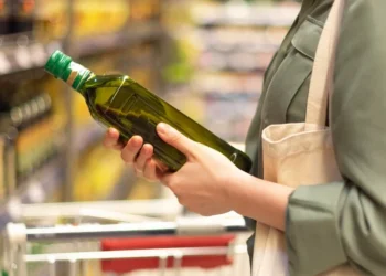 واردات إسبانيا من زيت الزيتون المغربي تقفز 8945% 4 huile olive bouteille espagne