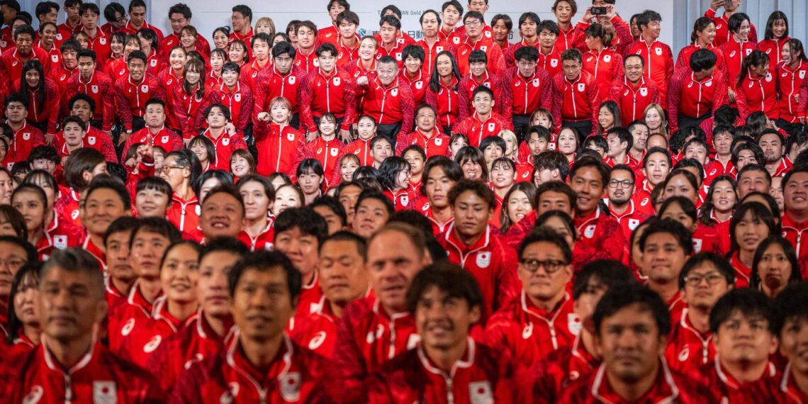 اليابان تستنفر 10 آلاف شرطي قبل افتتاح الألعاب الآسيوية 1 Athletes pose during a team Japan photo after a send off ceremony at the Grand Prince Hotel Shin Takanawa in Tokyo on August 19, 2026. (Photo by ANDREW CABALLERO-REYNOLDS / AFP)