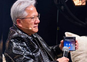 لقطة غير متوقعة.. مؤسس NVIDIA يظهر بهاتف Galaxy Z Fold8 أمام الجمهور 3 WhatsApp Image 2026 09 15 at 19.57.08