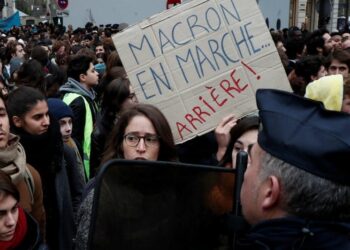 احتجاجات تلاميذ الثانويات تتوسع في فرنسا وسط تحذيرات من التصعيد 5 france lyceens manifestation