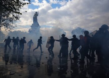 مرسيليا تحظر المظاهرات والتجمعات عقب أعمال العنف والنهب 2 Police scuffle with protesters during a demonstration against rising living costs, joining students' grievances, in Paris, Saturday, Oct. 17, 2026. (AP Photo/Thibault Camus)