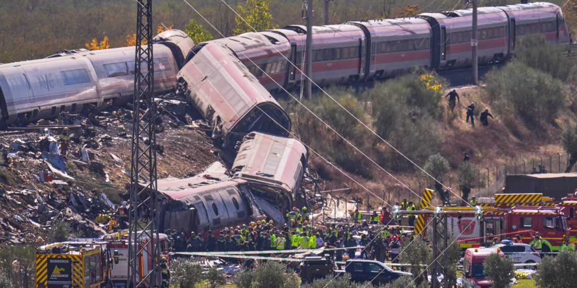 لا مغاربة بين ضحايا اصطدام القطارين السريعين بإسبانيا 1 Emergency services work at the scene of a collision between two trains in Urda, Spain, on Wednesday, Oct. 28, 2026. (AP Photo/Manu Fernandez)