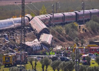 لا مغاربة بين ضحايا اصطدام القطارين السريعين بإسبانيا 3 Emergency services work at the scene of a collision between two trains in Urda, Spain, on Wednesday, Oct. 28, 2026. (AP Photo/Manu Fernandez)