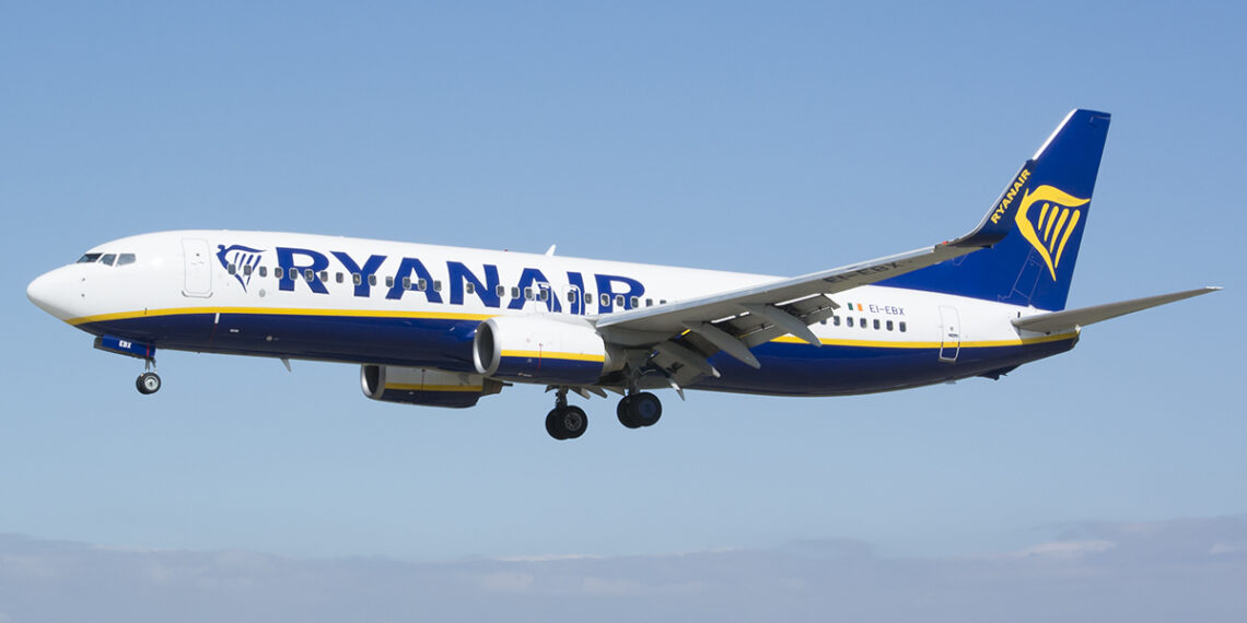 رايان إير تعزز حضورها بالمغرب بـ5.3 ملايين مقعد و17 خطا جويا جديدا 1 Ryanair Boeing 737 800 EI EBX