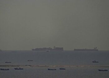 هجوم يصيب 12 من طاقم ناقلة في مضيق هرمز 5 Strait Hormuz