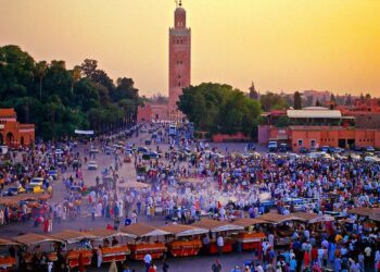 حجز نحو 105 كيلوغرامات من المواد الغذائية غير الصالحة للاستهلاك بساحة جامع الفنا 3 Jemaa el Fna (central square), Mosquee Koutoubia (mosque) in background, Marrakech, Morocco