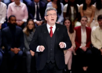 زعيم اليسار يتهم ماكرون بدفع البلاد نحو الانفجار! 3 زعيم اليسار في فرنسا ميلونشون